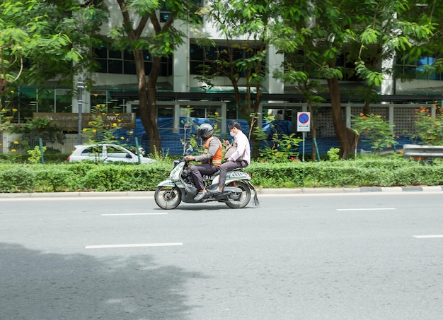 バイクはランパイン バンコク タイの道路を走っています。