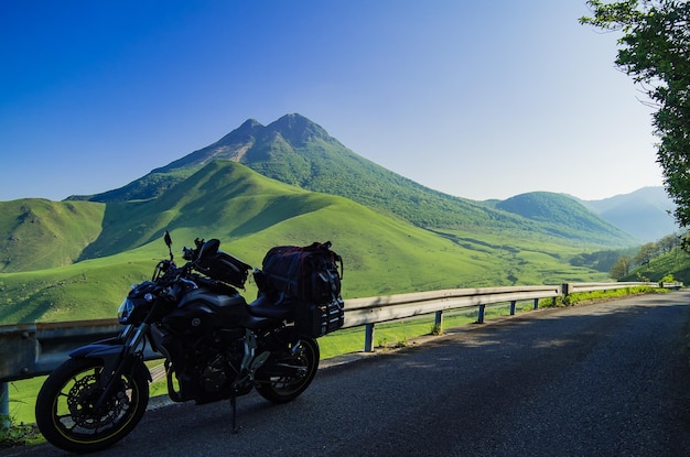사진 산 에 대항 하는 도로 에 있는 오토바이