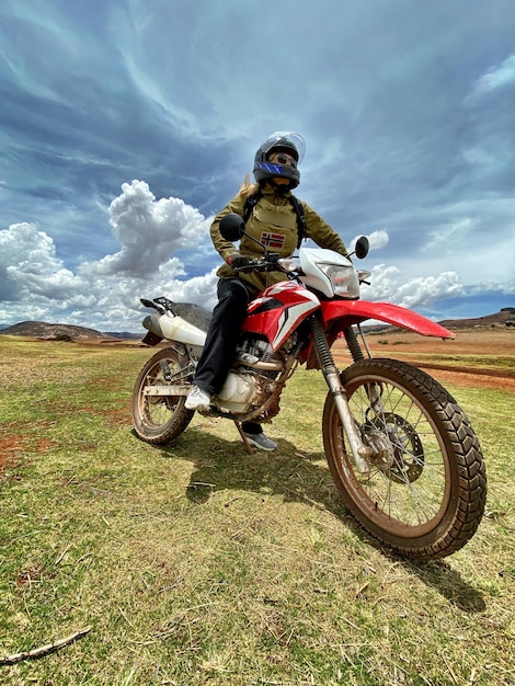 Photo motorcycle parked on field against sky