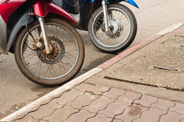 Moto parcheggiato in una zona di parcheggio non.