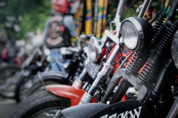 Photo motorcycle parked in row