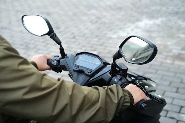 Photo motorcycle rider hands on handle bar