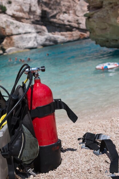 Foto motocicletta su una roccia sulla riva del mare