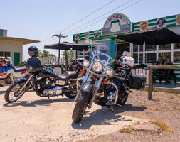 Photo motorcycles and motorcyclists stand outside the biker bar in greece