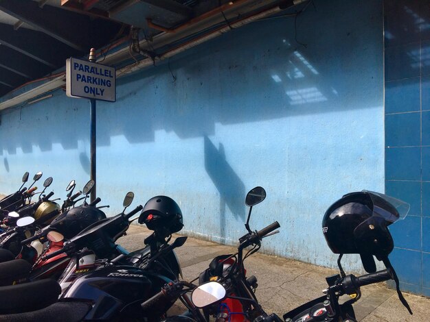 Photo motorcycles parked in parking lot