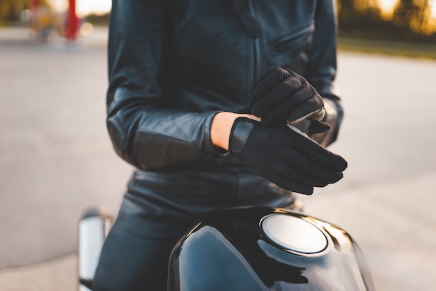 Photo motorcyclist wearing gloves