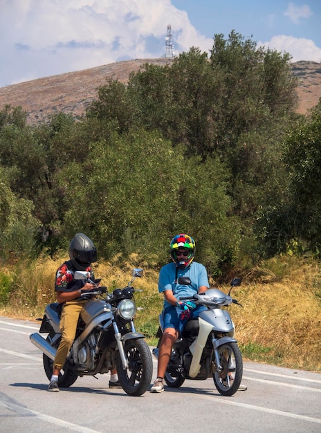 Motociclisti su lezioni di moto nella scuola di automoto in grecia