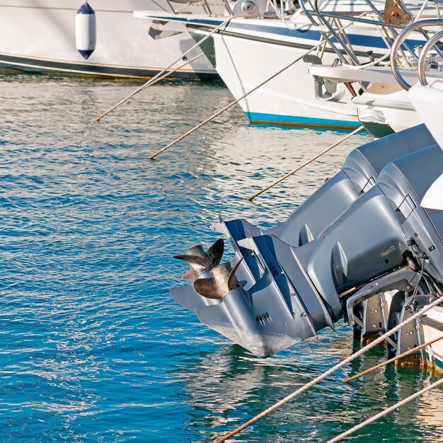 Motoren en rompen in de haven van Castelsardo