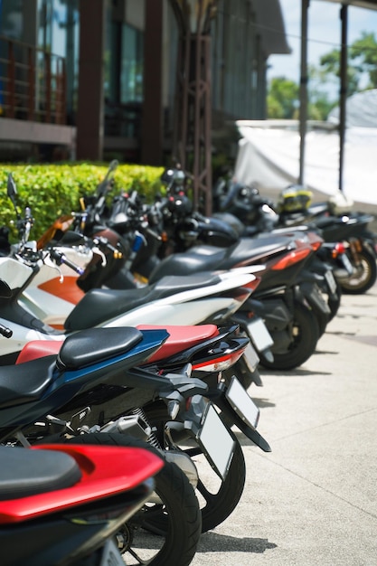 Motoren geparkeerd op straat, parkeerplaats.