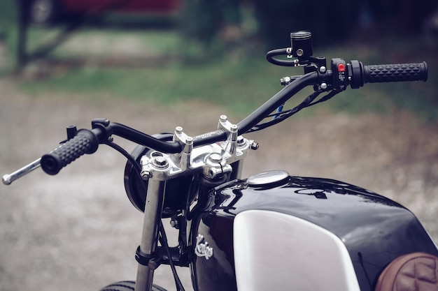 Motorfiets geparkeerd op het veld