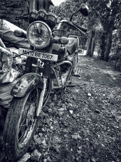 Foto motorfiets geparkeerd op het veld