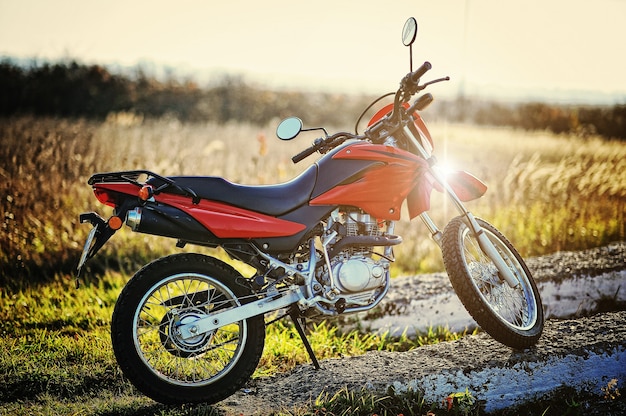 motorfiets verblijf op zonsondergang zon