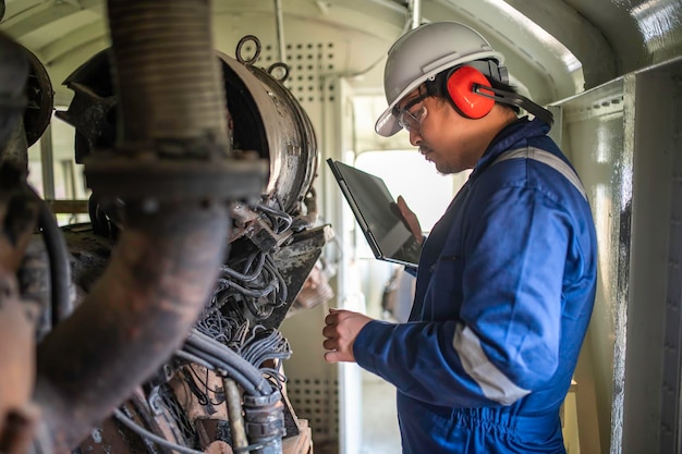 Motoringenieur die grote machines in de fabriek inspecteert Onderhoudstechnicus voor spoorwegmotoren Mechanische manager voor motorreparatie