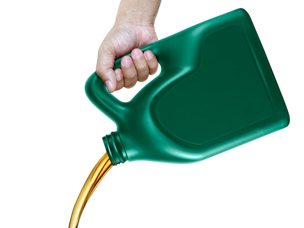 Motorolie gieten uit een jerrycan in de hand geïsoleerd op een witte achtergrond