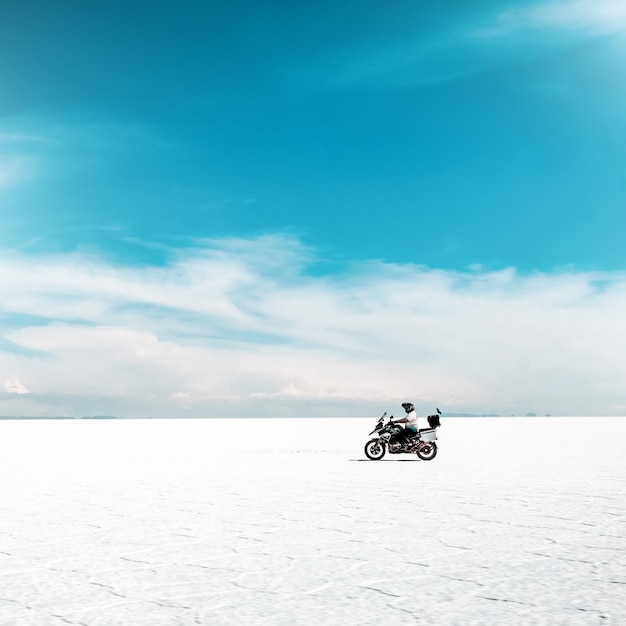 Motorrijden in het prachtige Salar de Uyuni