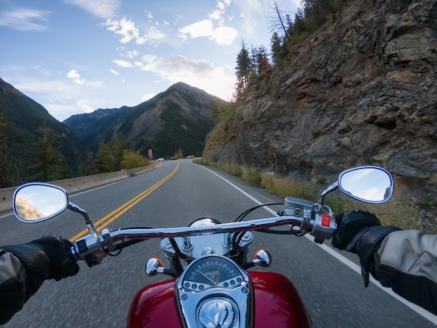 Motorrijden op een schilderachtige weg, omringd door de Canadese bergen