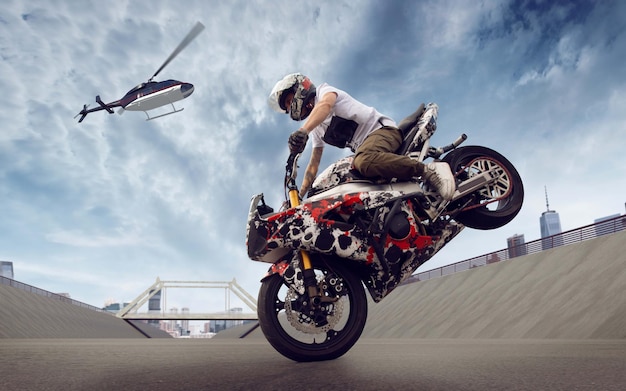 Motorrijder maakt een stunt op zijn motor Biker doet een moeilijke en gevaarlijke stunt