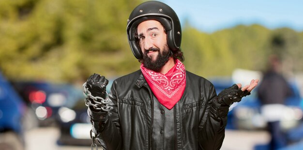 Motorrijder met een stalen ketting