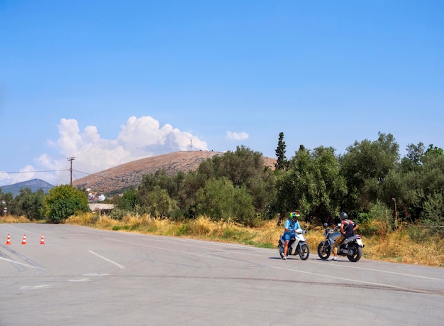 Motorrijders op motorlessen in autoMotoschool in Griekenland