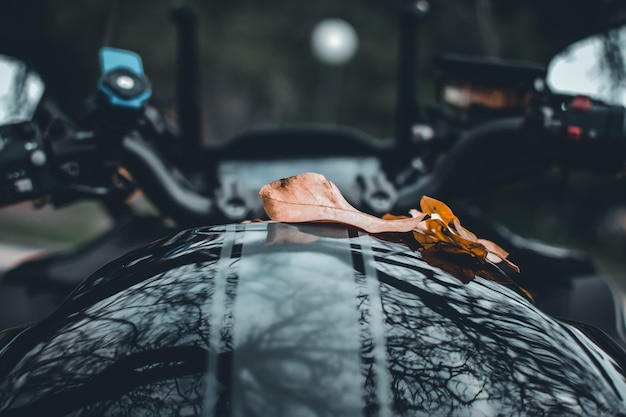 Motorrijders vallen.