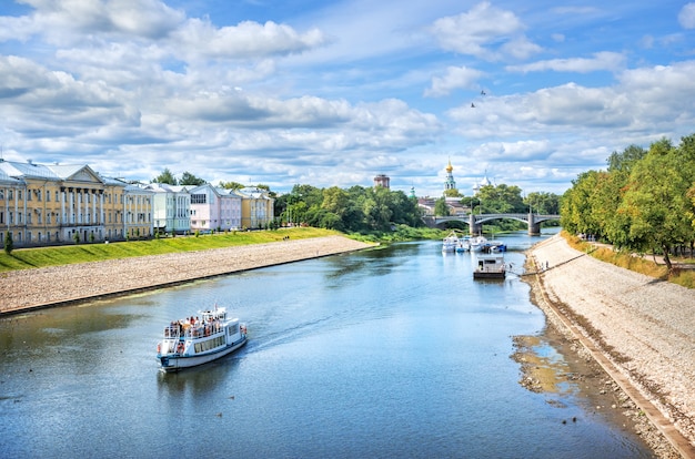 Motorschip op de rivier in Vologda op een zonnige zomerdag