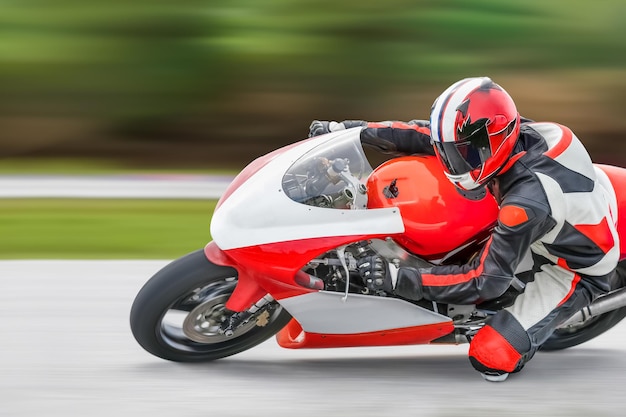 Motortraining leunend in een snelle bocht op de baan