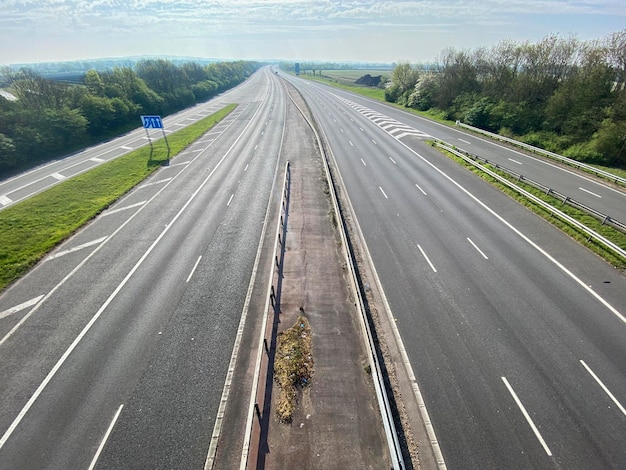 英国の高速道路は、コロアンウイルスの発生中に見捨てられました