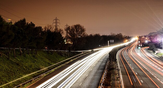 Foto motorwegverlichting op de snelweg bij zonsondergang