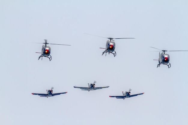 Foto motril granada spagnajun 26 la pattuglia di cartouche dore e patrulla aspa partecipano a una mostra sull'undicesimo airshow di motril il 26 giugno 2016 a motril granada spagna