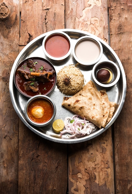 Motton Thali OR Gosht, Lamsschotel is een Indiase Aziatische niet-vegetarische lunch- of dinermenu bestaande uit vlees, eiercurry met chapati, rijst, salade en zoete Gulab Jamun