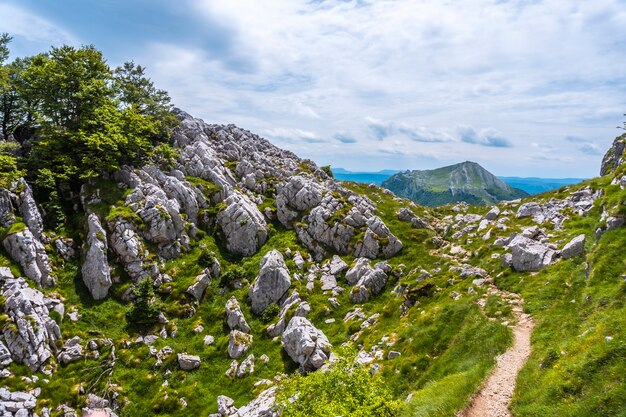 Mount Aizkorri 1523 meter, de hoogste in Guipuzcoa. Baskenland. Beklim het pad naar de top. Klim door San Adrian en keer terug door de Oltza-velden