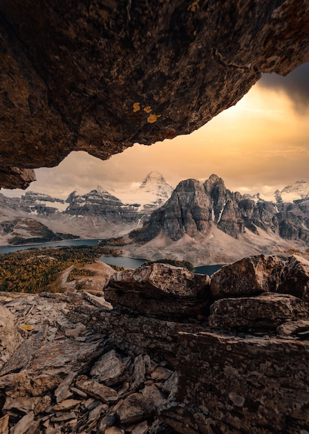 Mount assiniboine en stenen grot op Nublet-piek in de avond in het provinciale park, BC, Canada