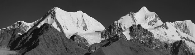 Mount Belukha vanaf de kant van Kazachstan, Altai, zwart-wit landschap