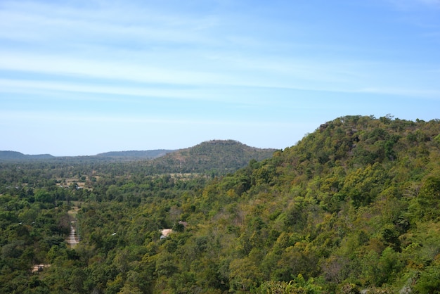 Montare su sfondo blu cielo