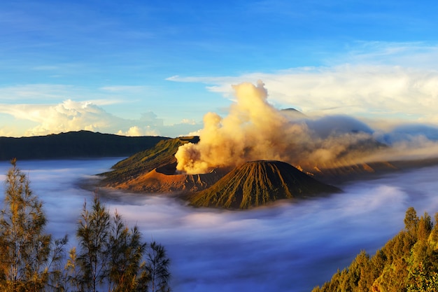 Mount Bromo, actieve vulkaan tijdens zonsopgang