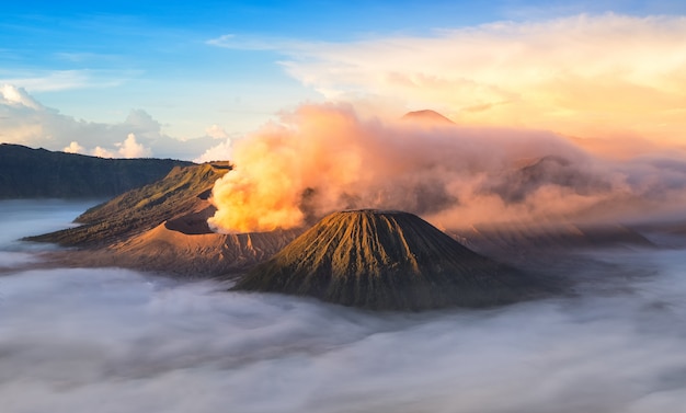 ブロモ山、日の出中の活火山。