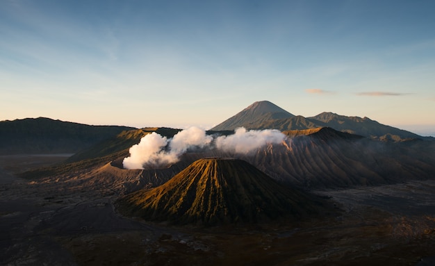 Monte bromo un vulcano attivo con il sole che splende giù, east java, indonesia