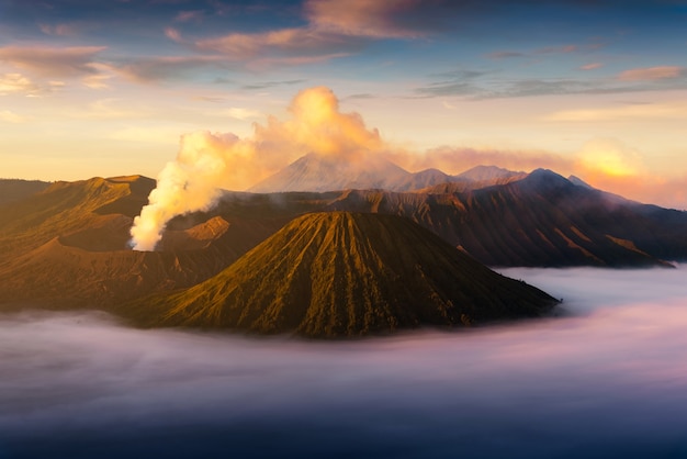 Monti il ​​vulcano di bromo durante l'alba dal punto di vista sul monte penanjakan.