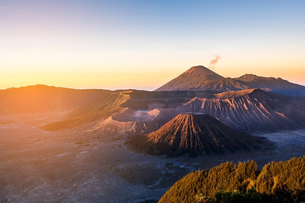 インドネシア東ジャワのペナンジャカン山の視点から見た日の出時のブロモ山火山グヌンブロモ