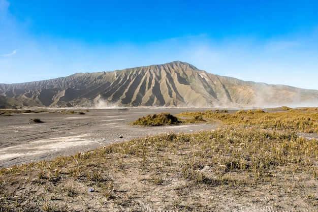 Гора Бромский вулкан (Gunung Bromo) во время восхода солнца с точки зрения на горе Пенанджакан