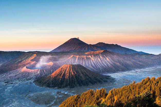 Mount Bromo vulkaan Gunung Bromo tijdens zonsopgang vanuit gezichtspunt op Mount Penanjakan in Oost-Java, Indonesië