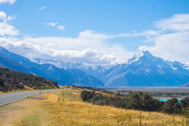 Mount Cook view point met Lake Pukaki en de weg naar Mount Cook Village in Nieuw Zeeland