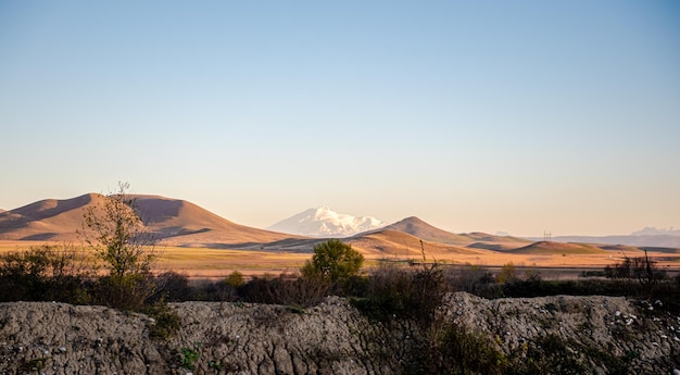 Mount elbrus besneeuwde bergtoppen van gemini de noordelijke kaukasus panoramisch uitzicht op de bergen