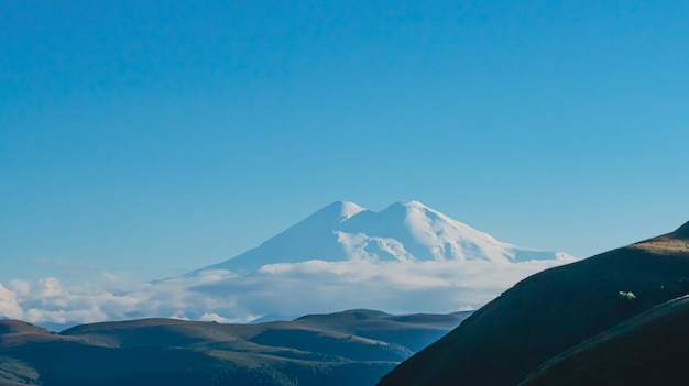 Mount elbrus landschap bij zonsondergang