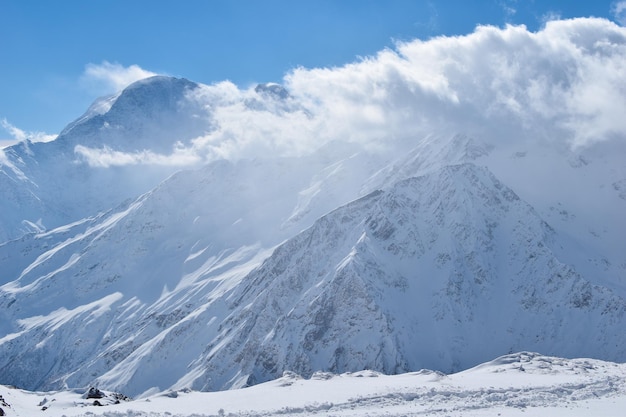 Mount Elbrus met skihellingen Kaukasus besneeuwde bergen Alpine skiën in de bergen in de winter