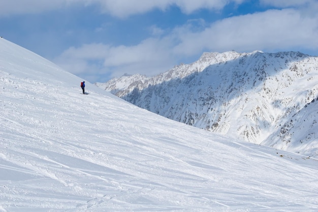 Mount Elbrus met skihellingen Kaukasus besneeuwde bergen Alpine skiën in de frisse lucht