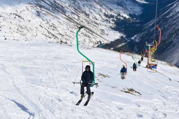 スキー場のあるエルブルス山コーカサスの雪山新鮮な空気の中でアルペンスキー