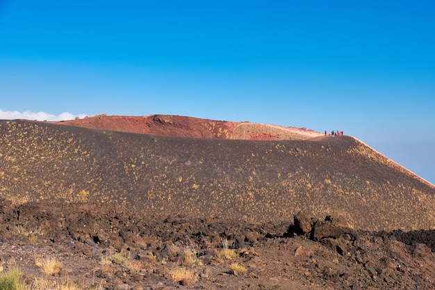 Mount Etna in Sicilië in de buurt van Catania Hoogste actieve Europese vulkaan in Italië Panoramisch weids uitzicht op de actieve vulkaan Etna sporen van vulkanische activiteit