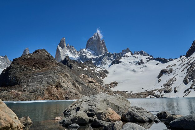 Photo mount fitzroy in southern argentina patagonia a popular travel destination for hiking and trekking