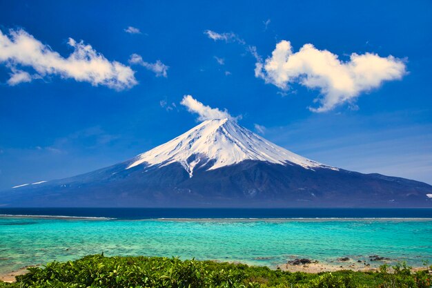 写真 富士山とサンゴ礁の海 複合写真